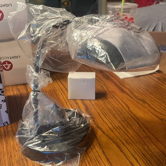 LIGHTACCENTS battery operated desk lamp w/ flexible, gooseneck, bright LED light - Picture 3 of 5